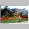 Beijing - Platz des Himmlischen Friedens, Blumendekorationen zum Nationalfeiertag, hinten das Museum für Geschichte und Revolution