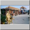 New Territories - Shatin, 10.000 Buddhas Tempel, vorne eine goldene Mythenfigur, dahinter Figuren von Sch&uuml;lern Buddhas, hinten Manjusri (Figur auf einem blauen Hund)