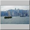 Star Ferry vor der Skyline der Hong Kong Island