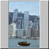 ein Sampan vor der Skyline von Hongkong, links Bank of China Tower