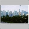 Hong Kong Island - Blick vom Platz vor dem Kongre&szlig;zentrum HKCEC auf die Skyline im Westen, rechts das Victoria Peak