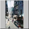 Hong Kong Island -  Stra&szlig;enmarkt auf einer Querstra&szlig;e zur Hollywood Road, Blick Richtung Norden, hinten das Hochhaus "The Center"