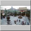 Lantau Island - eine der Gebetshallen im Klosterkomplex Po Lin, hinten die bronzene Buddha-Statue auf einem H&uuml;gel (Blick von der Haupthalle aus)