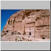 Petra -  K&ouml;nigsgr&auml;ber: das Korinthische Grab (links) und Seidengrab (Bildmitte), rechts eine weitere Grabfassade