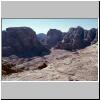 Petra - Blick vom Hohen Opferplatz Richtung Nordwesten, rechts unten die Ruine des Qasr al-Bint Tempels