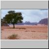 Wadi Rum - eine W&uuml;stenlandschaft, rechts Jebel Khazali
