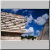 Uxmal - Haus der V&ouml;gel (S&uuml;dseite), rechts die Pyramide des Wahrsagers