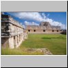Uxmal - Haus der Nonnen, Blick auf den Innenhof in &ouml;stlicher Richtung, hinten die Spitze der Pyramide des Wahrsagers