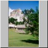 Uxmal - vorne die &ouml;stliche S&auml;ulenhalle, dahinter die Pyramide des Wahrsagers (Blick vom Platz unterhalb des Palastes des Gouverneurs)