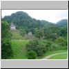 Palenque - Blick vom Gran Palacio aus auf den Kreuztempel (links, Westseite) und den Bl&auml;tterkreuztempel (hinten, klein)