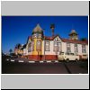 Swakopmund - koloniale Architektur (Dr. Sam Nujoma Avenue / Ecke Bismarck Street), hinten der Damara-Turm