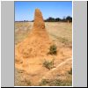 Unterwegs vom Etosha N.P. nach Okahandja - Termitenh&uuml;gel am Stra&szlig;enrand
