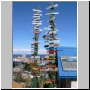 Punta Arenas - ein weltweiter Wegweiser auf dem Cerro de la Cruz, im Hintergrund die Magellanstra&szlig;e