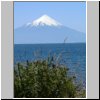 unterwegs nach Petrohue entlang des S&uuml;dufers des Lago Llanquihue, im Hintergrund Vulkan Osorno
