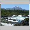 Petrohue � Stromschnellen, im Hintergrund ein Vulkan