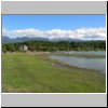 Pucon � am Ufer des Villarrica Sees, hinten der Vulkan Villarrica hinter Wolken