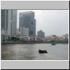 Blick vom S&uuml;dufer des Singapore River auf den Flu&szlig; und Boat Quay