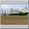 Padang (Gel&auml;nde des Singapore Cricket Club), hinten das Einkaufszentrum Suntec-City