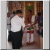 Little India - hinduistischer Sri Veeramakaliamman Tempel, Priester im Innenraum
