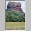 Sigiriya - Felsen mit der Ruine der Bergfestung (S&uuml;dseite) und ein verlandeter Stausee