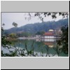 Kandy - Blick vom S&uuml;dufer des Sees Muhada Wewa auf den Zahntempel (Dalada Maligawa)