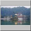 Kandy - Blick vom S&uuml;dufer des Sees Muhada Wewa auf den Zahntempel (Dalada Maligawa)