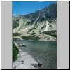 im Tal Dolina Pieciu Stawów Polskich (Tal der Fünf Polnischen Teiche) - der östliche Ufer von Przedni Staw (Vorderer Teich), rechts der Gipfel von Opalony Wierch (2115 m)