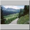 Unterwegs von Kuznice zum Tal Dolina Gasienicowa - Blick nach Süden, Hütten auf der Alm Hala Gasienicowa, links hinter den Bäumen die Schutzhütte Murowaniec