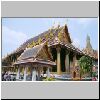 Bangkok - Wat Phra Kaeo, der Bot (Tempel des Smaragd-Buddhas, die Hauptkapelle der Anlage), rechts der Prang des k&ouml;nigl. Pantheons