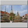 Bangkok - Wat Pho, kleine Chedi-Gruppen um den Bot im &ouml;stlichen Tempelbereich