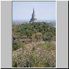Petchaburi - Blick vom "Bergschloss" auf einen alten Chedi auf benachbarten H&uuml;gel